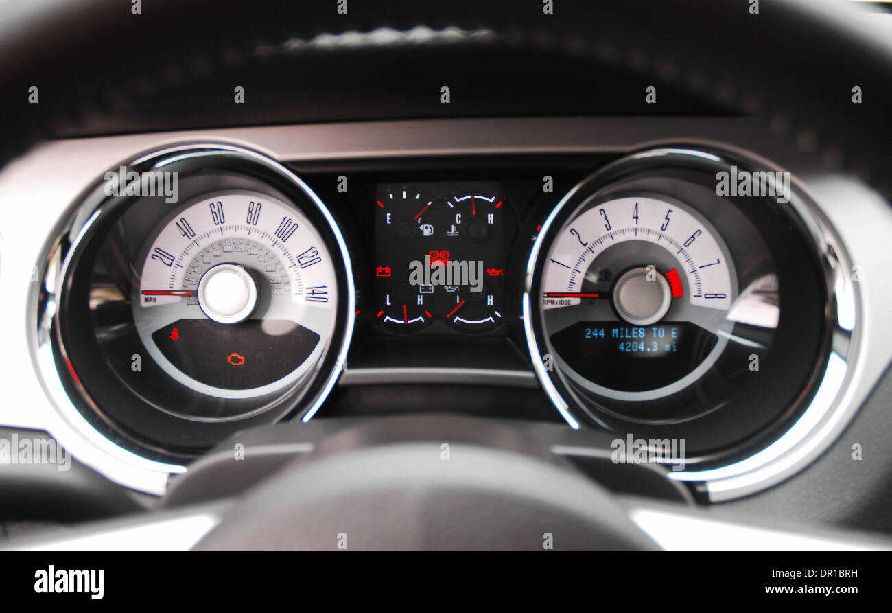 Mar 19, 2009 - Los Angeles, Californie, USA - Le tout nouveau 2010 Mustang GT est plus de style contemporain, plus puissant, avec une meilleure maniabilité, et une conception entièrement nouvelle de l'intérieur de haute qualité qui peuvent s'opposer à tout coupé sportif sur le marché pour un prix de base de seulement 27 995,00. Cette nouvelle Mustang est le premier coupé sportif d'avoir un toit en verre "disponibles" que ru Banque D'Images