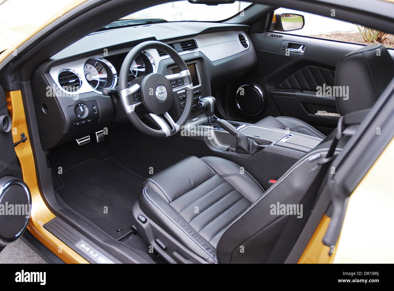 Mar 19, 2009 - Los Angeles, Californie, USA - Le tout nouveau 2010 Mustang GT est plus de style contemporain, plus puissant, avec une meilleure maniabilité, et une conception entièrement nouvelle de l'intérieur de haute qualité qui peuvent s'opposer à tout coupé sportif sur le marché pour un prix de base de seulement 27 995,00. Cette nouvelle Mustang est le premier coupé sportif d'avoir un toit en verre "disponibles" que ru Banque D'Images