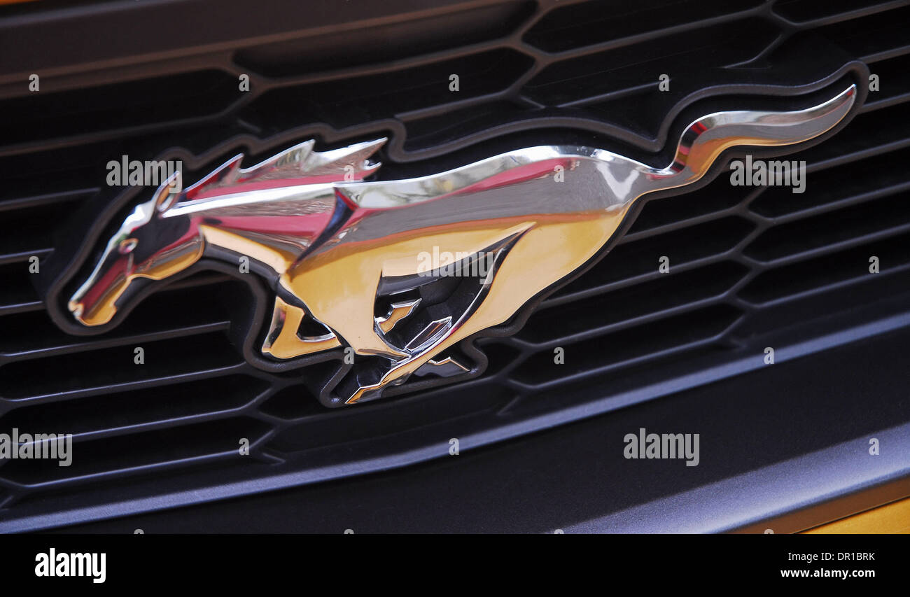 Mar 19, 2009 - Los Angeles, Californie, USA - Le tout nouveau 2010 Mustang GT est plus de style contemporain, plus puissant, avec une meilleure maniabilité, et une conception entièrement nouvelle de l'intérieur de haute qualité qui peuvent s'opposer à tout coupé sportif sur le marché pour un prix de base de seulement 27 995,00. Cette nouvelle Mustang est le premier coupé sportif d'avoir un toit en verre "disponibles" que ru Banque D'Images