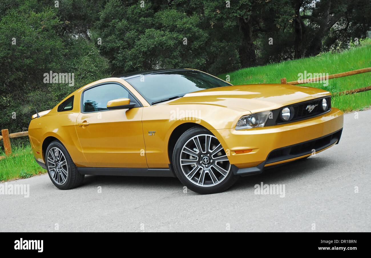 Mar 19, 2009 - Los Angeles, Californie, USA - Le tout nouveau 2010 Mustang GT est plus de style contemporain, plus puissant, avec une meilleure maniabilité, et une conception entièrement nouvelle de l'intérieur de haute qualité qui peuvent s'opposer à tout coupé sportif sur le marché pour un prix de base de seulement 27 995,00. Cette nouvelle Mustang est le premier coupé sportif d'avoir un toit en verre "disponibles" que ru Banque D'Images