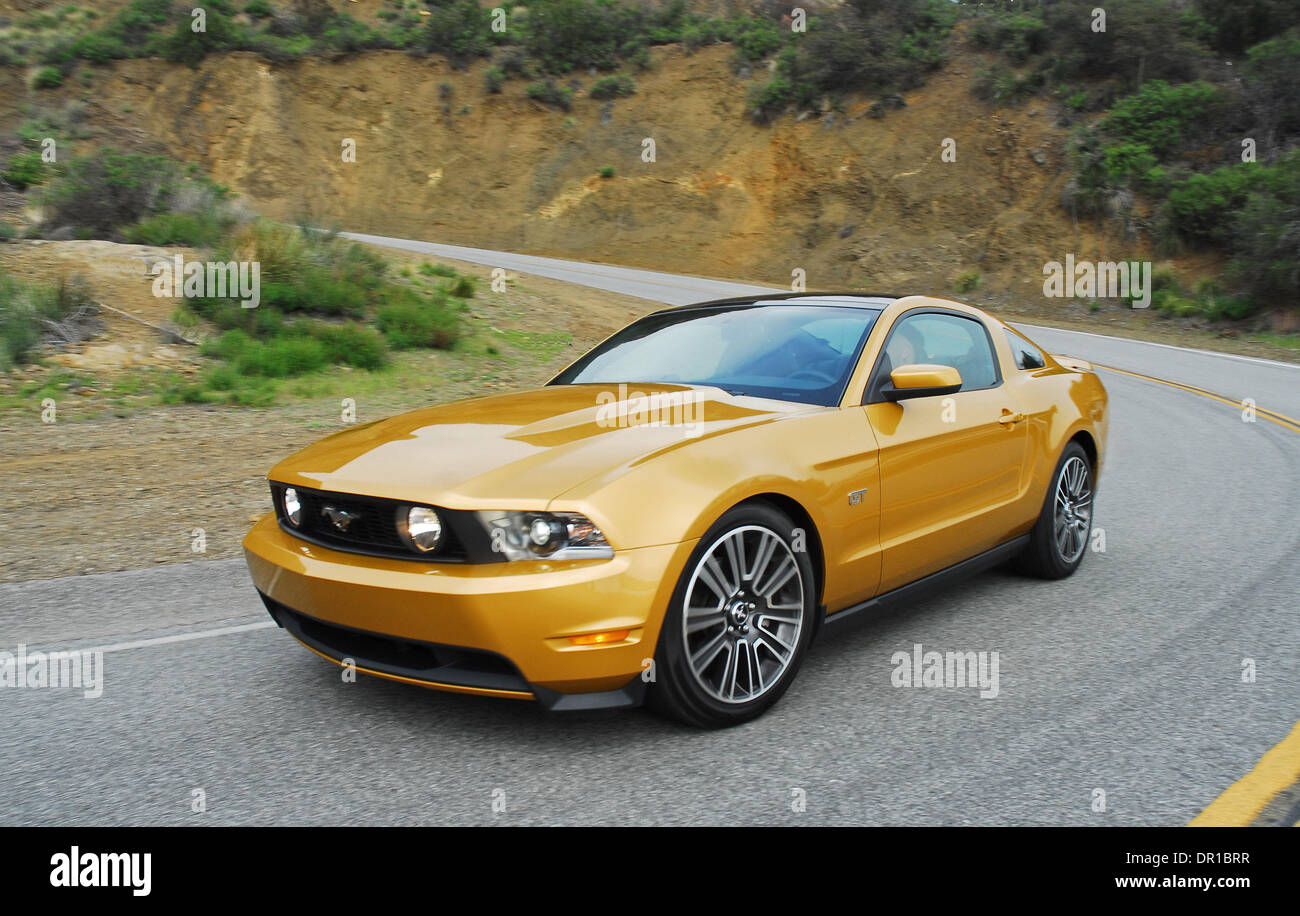Mar 19, 2009 - Los Angeles, Californie, USA - Le tout nouveau 2010 Mustang GT est plus de style contemporain, plus puissant, avec une meilleure maniabilité, et une conception entièrement nouvelle de l'intérieur de haute qualité qui peuvent s'opposer à tout coupé sportif sur le marché pour un prix de base de seulement 27 995,00. Cette nouvelle Mustang est le premier coupé sportif d'avoir un toit en verre "disponibles" que ru Banque D'Images