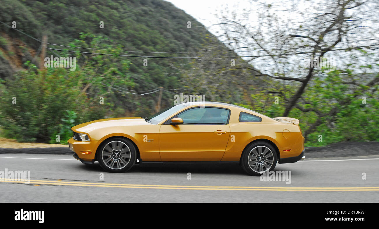 Mar 19, 2009 - Los Angeles, Californie, USA - Le tout nouveau 2010 Mustang GT est plus de style contemporain, plus puissant, avec une meilleure maniabilité, et une conception entièrement nouvelle de l'intérieur de haute qualité qui peuvent s'opposer à tout coupé sportif sur le marché pour un prix de base de seulement 27 995,00. Cette nouvelle Mustang est le premier coupé sportif d'avoir un toit en verre "disponibles" que ru Banque D'Images