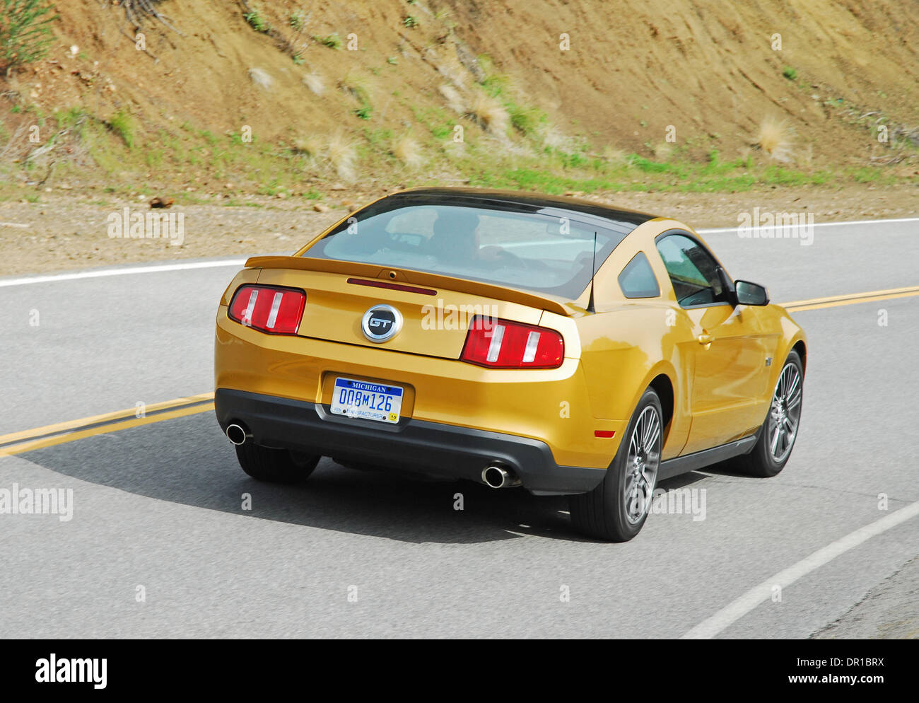 Mar 19, 2009 - Los Angeles, Californie, USA - Le tout nouveau 2010 Mustang GT est plus de style contemporain, plus puissant, avec une meilleure maniabilité, et une conception entièrement nouvelle de l'intérieur de haute qualité qui peuvent s'opposer à tout coupé sportif sur le marché pour un prix de base de seulement 27 995,00. Cette nouvelle Mustang est le premier coupé sportif d'avoir un toit en verre "disponibles" que ru Banque D'Images