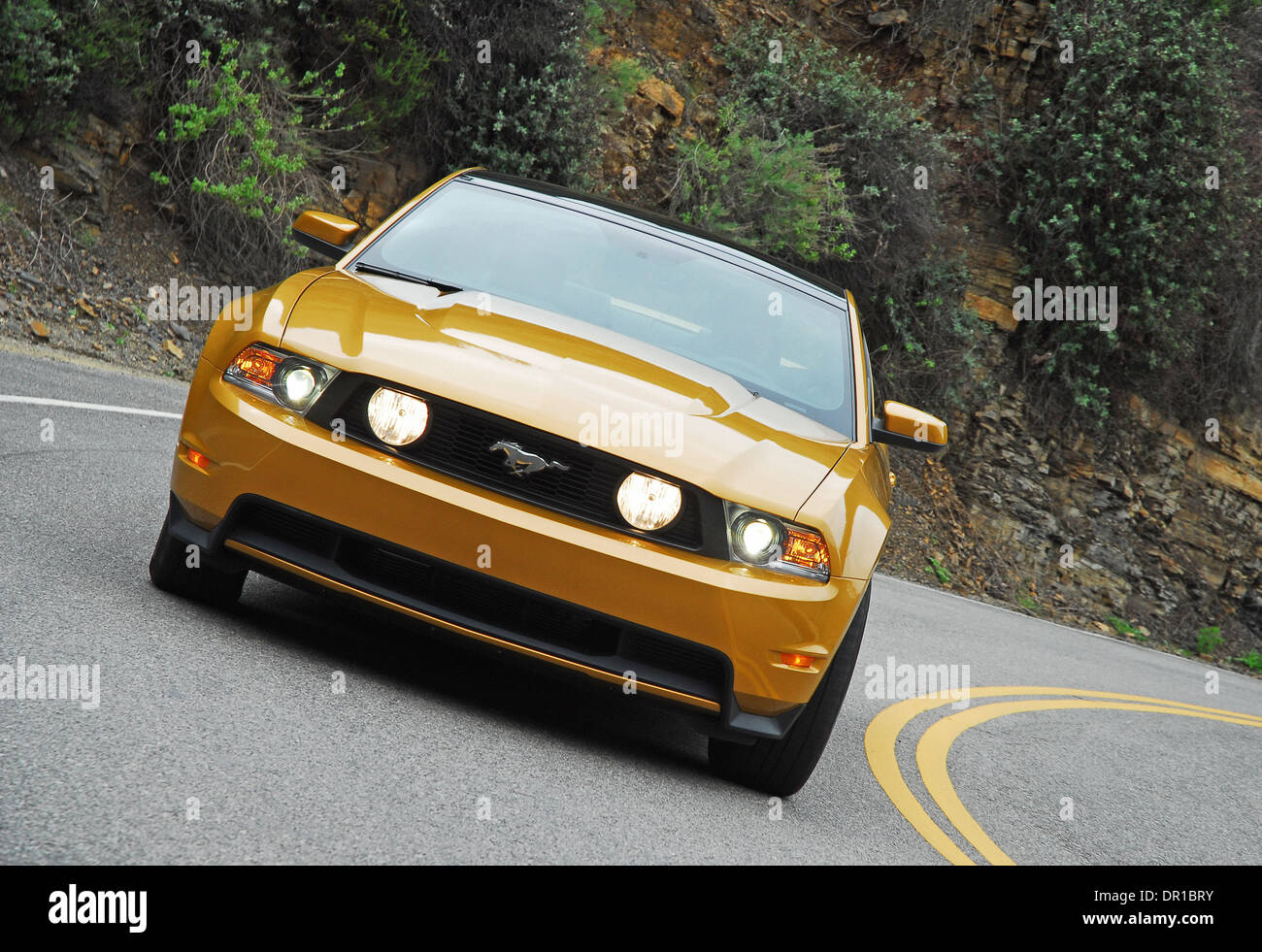 Mar 19, 2009 - Los Angeles, Californie, USA - Le tout nouveau 2010 Mustang GT est plus de style contemporain, plus puissant, avec une meilleure maniabilité, et une conception entièrement nouvelle de l'intérieur de haute qualité qui peuvent s'opposer à tout coupé sportif sur le marché pour un prix de base de seulement 27 995,00. Cette nouvelle Mustang est le premier coupé sportif d'avoir un toit en verre "disponibles" que ru Banque D'Images