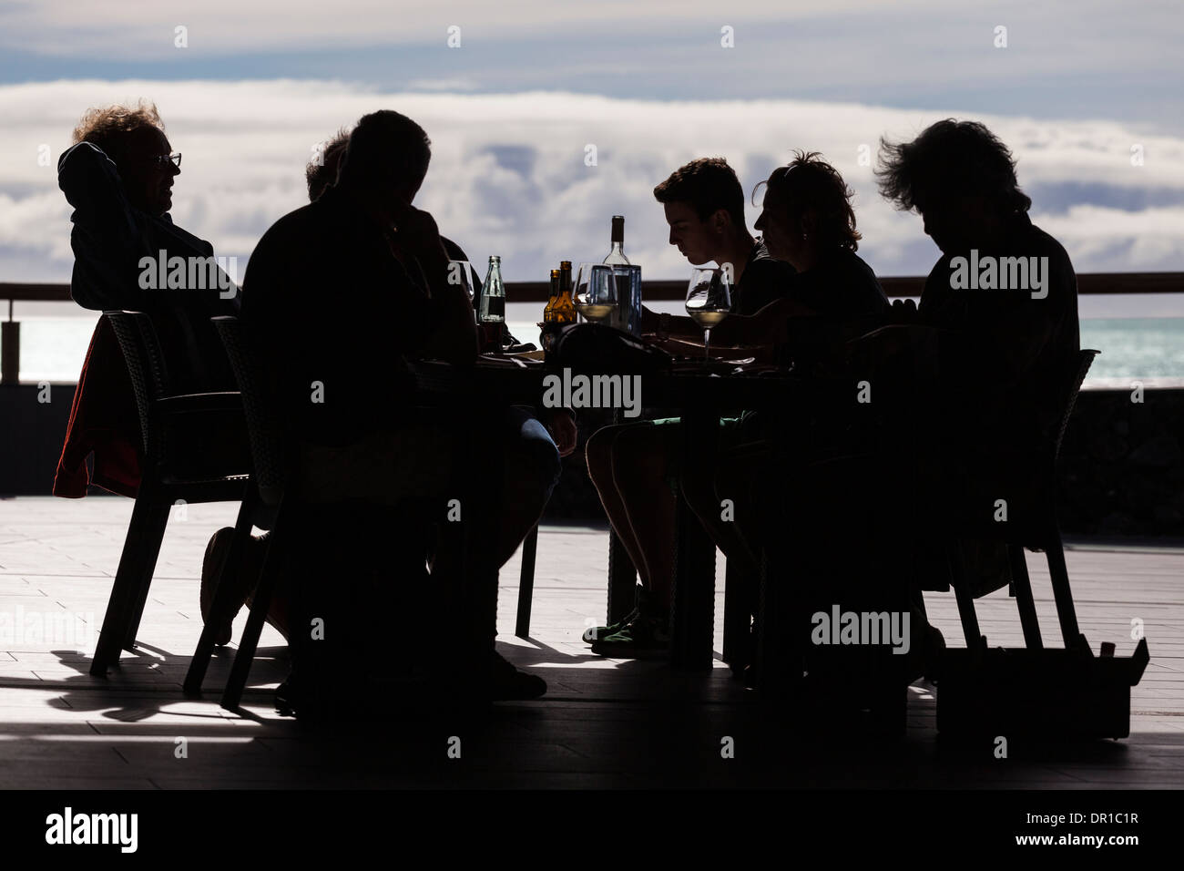 Silhouette d'un groupe de personnes mangeant le déjeuner en plein air dans la région de Fuencaliente, La Palma, Îles Canaries, Espagne. Banque D'Images