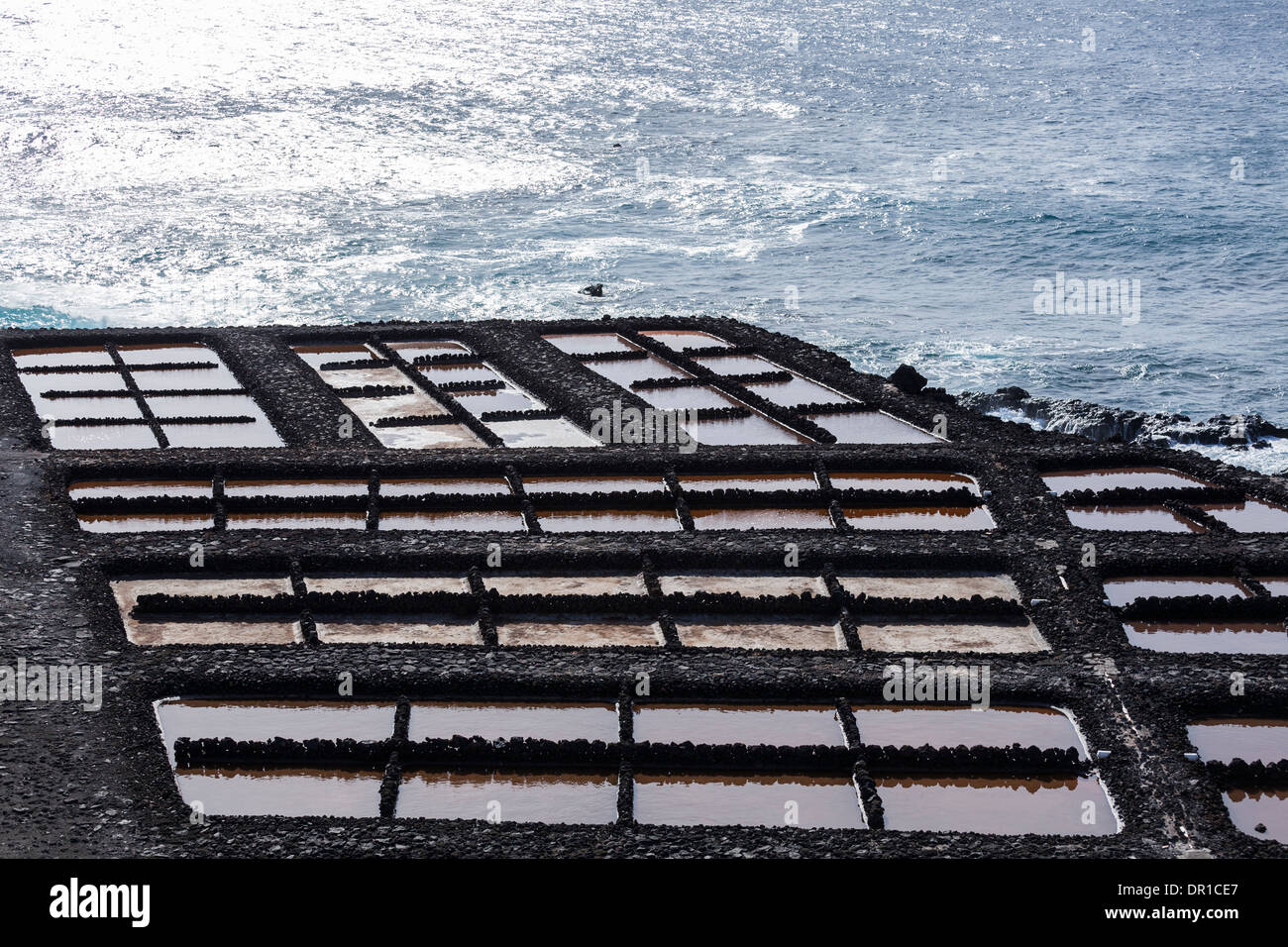Les étangs d'eau salée où la production de sel de mer s'effectue par le dessalement à Fuencaliente, La Palma, Canary Islands, Espagne, Banque D'Images