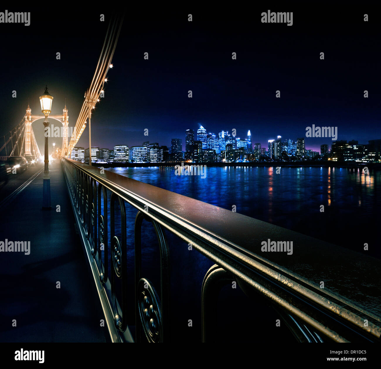 Main courante des urban bridge at night, London, Royaume-Uni Banque D'Images