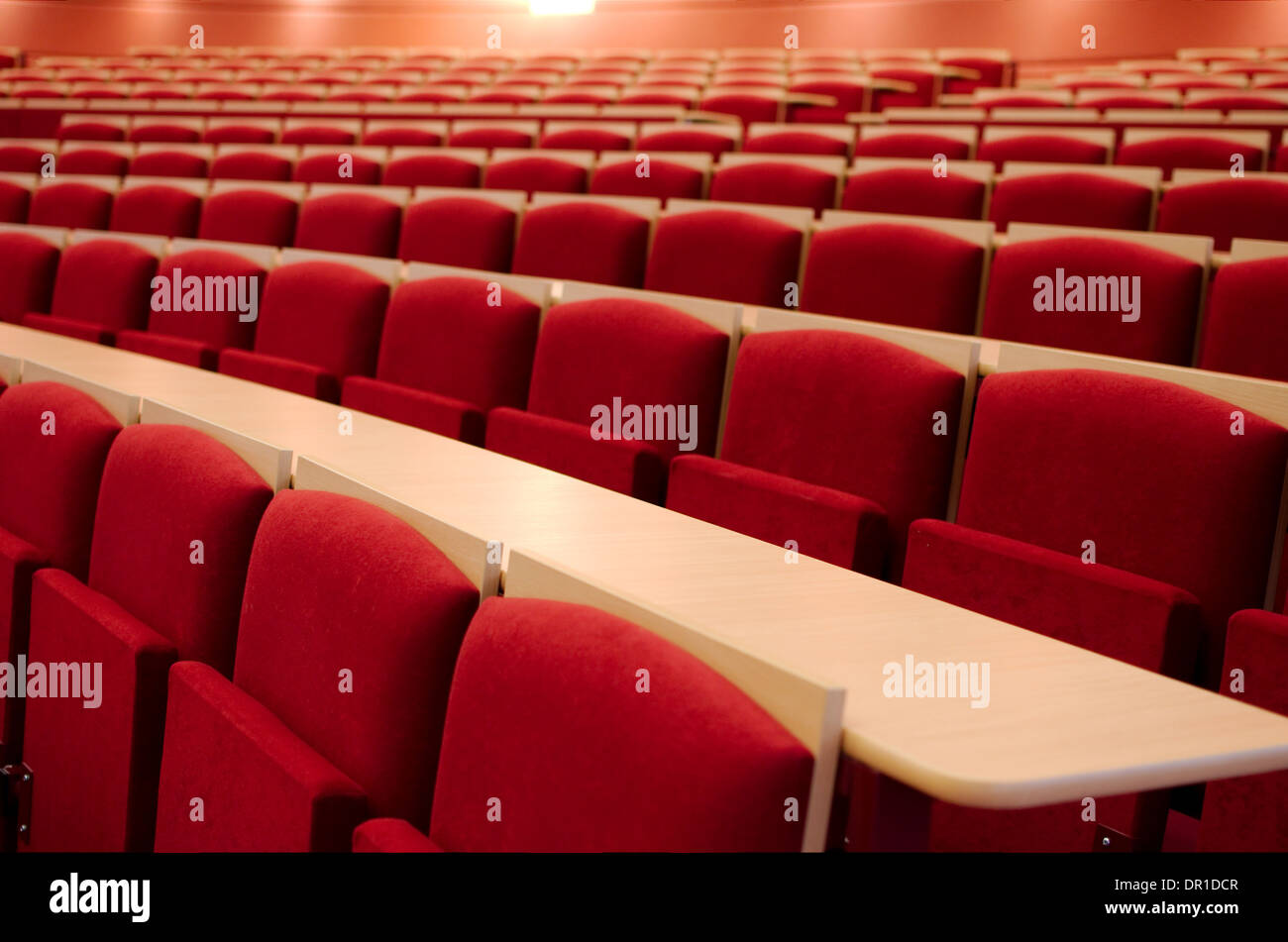 Salle de conférence vide avec des sièges rouge Close-up Banque D'Images