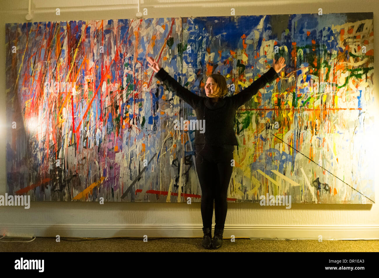 Performance Art - une femme artiste performing live art en face de la peinture abstraite une galerie UK Banque D'Images