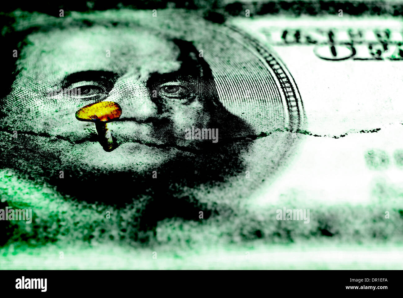 Gros plan du hundred dollar bill avec fissure et clou dans c Banque D'Images