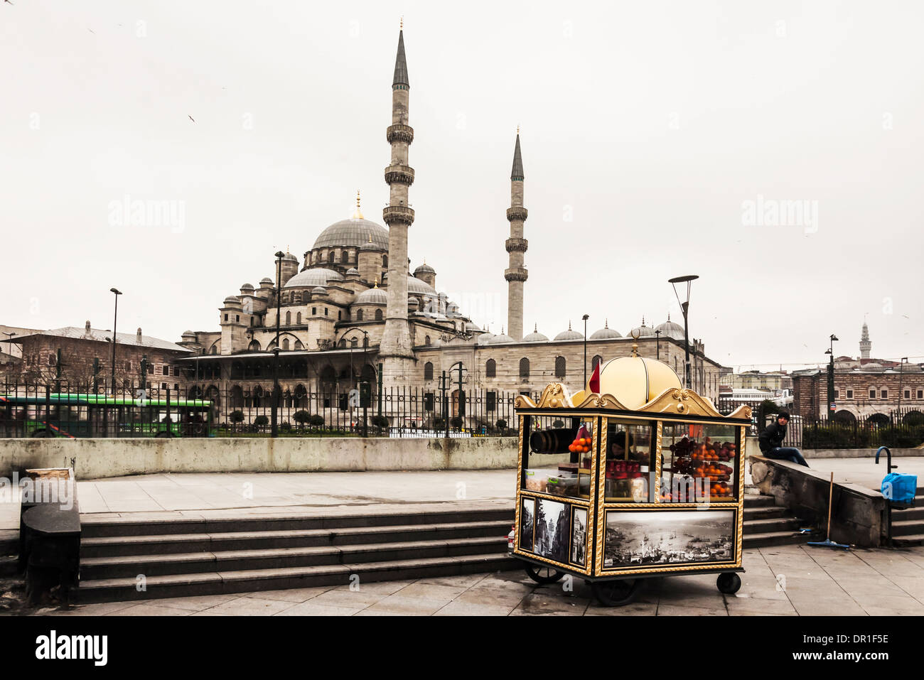 Vue d'une mosquée et un petit kiosque à Istanbul, Turquie Banque D'Images
