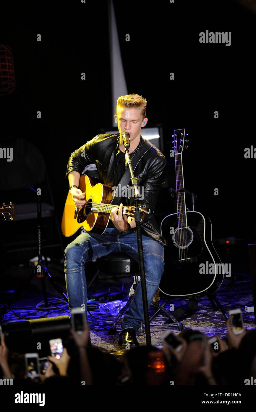 Toronot, Canada. 16 janvier 2014. La chanteuse australienne Cody Simpson à l'exécution de Virgin Mobile Mod Club durant ses sessions acoustiques 'La Tour'. Credit : EXImages/Alamy Live News Banque D'Images