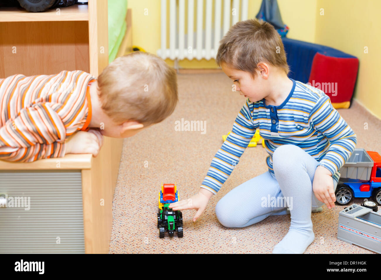 Deux enfants jouent avec des jouets à la maison Banque D'Images