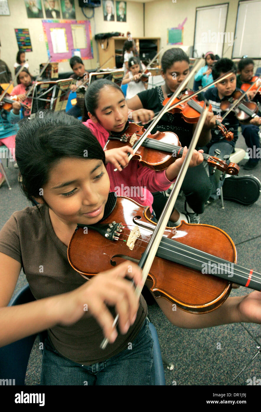 4 décembre 2008, Oceanside, California, USA GABY IBANEZ, fermer, et des camarades dans l'Traugh professeur Steven 5th. de catégorie classe orchestre à l'école élémentaire de garnison jouent tous le pouvez pouvez Credit : photo par Charlie Neuman, San Diego Union-Tribune/Zuma Press. copyright 2008 San Diego Union-Tribune (crédit Image : © Le San Diego Union Tribune/ZUMA Press) Banque D'Images