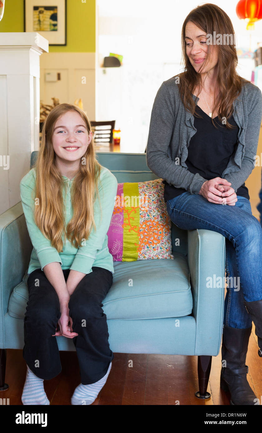 Caucasian mother and daughter smiling in living room Banque D'Images