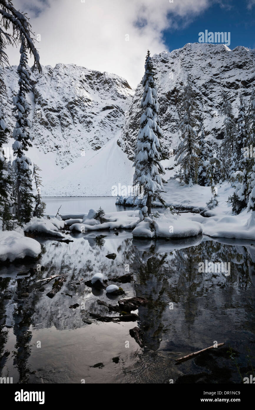 WASHINGTON - Le lac bleu après une tempête de neige en début de saison les Cascades nord section de la Forêt nationale d'Okanogan. Banque D'Images