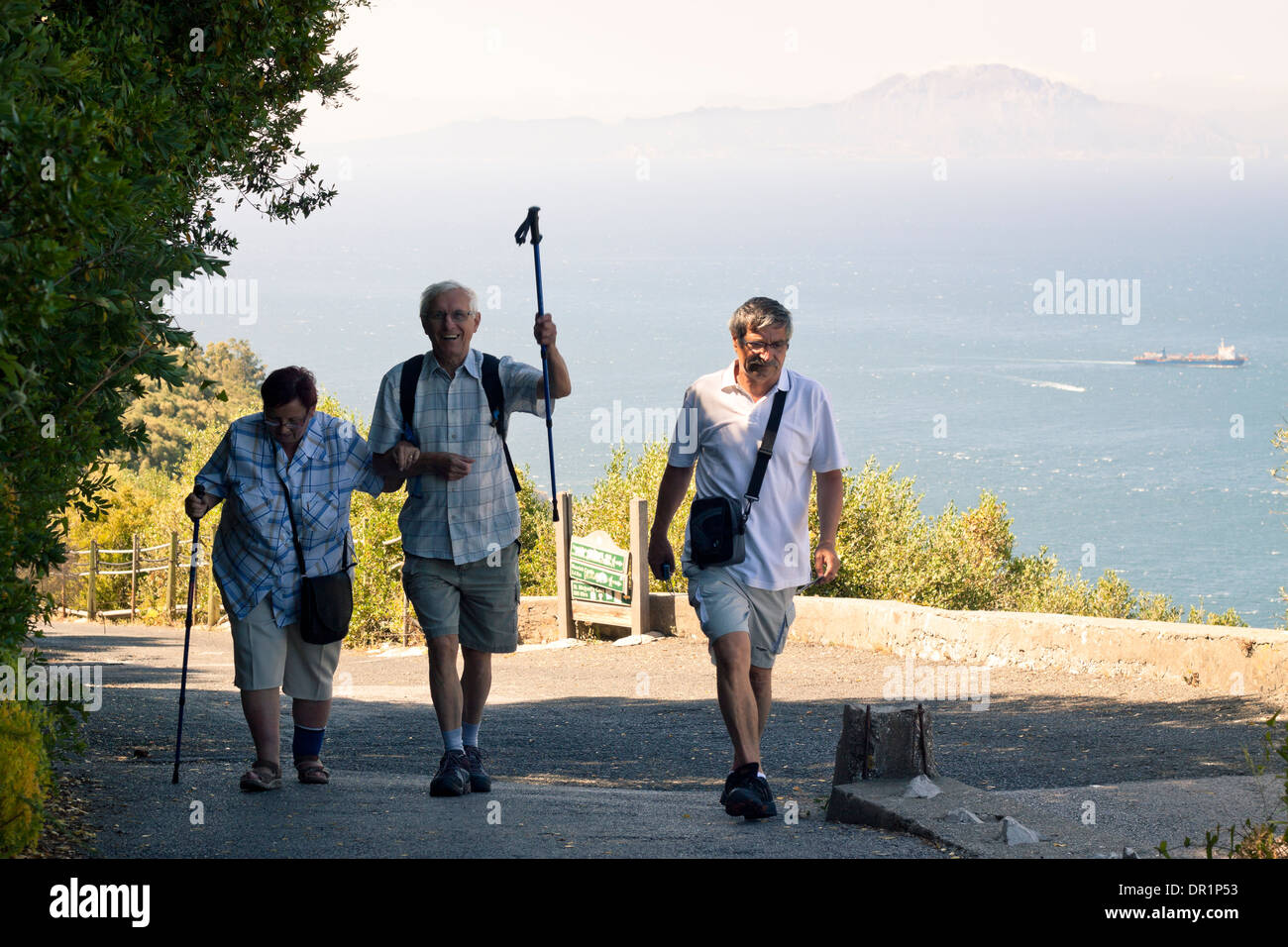 Portrait of happy personnes âgées touristes marcher sur le rocher de Gibraltar. Banque D'Images