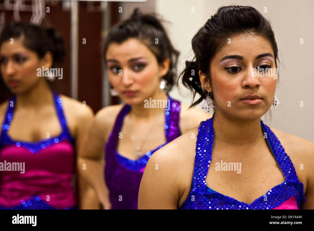 28 févr. 2009 - Berkeley , Californie , USA - Film Hindi collège huit équipes ont participé de la danse sur le campus de l'université de Berkeley comme gladiateurs football bataille pour un bol Bhangra prix. Les équipes étaient UC San Diego, UC Berkeley, l'Université Northwestern, UC Irvine, UCLA, UD Davis, Université de Stanford, et l'USC. Parrainé par DesiDanceTeams.com, la collégiale dance contest est America's grandes Banque D'Images