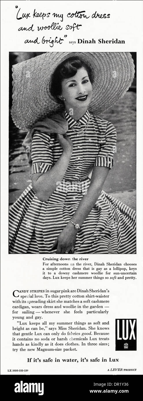 1950 Publicité Publicité avec l'actrice Dinah Sheridan dans vôtre LUX produit de lavage. Annonce dans le magazine de mode pour femmes vers 1952. Banque D'Images