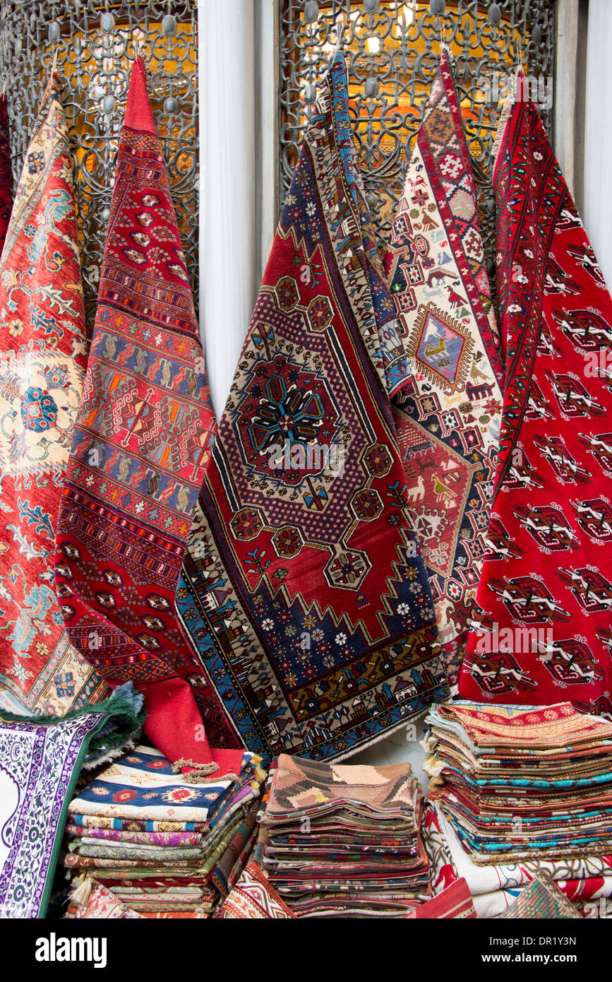 L'Asie, la Turquie, Istanbul. Le Grand Bazar (aka Kapalicarsi). Tapis turcs traditionnels pour la vente. Banque D'Images