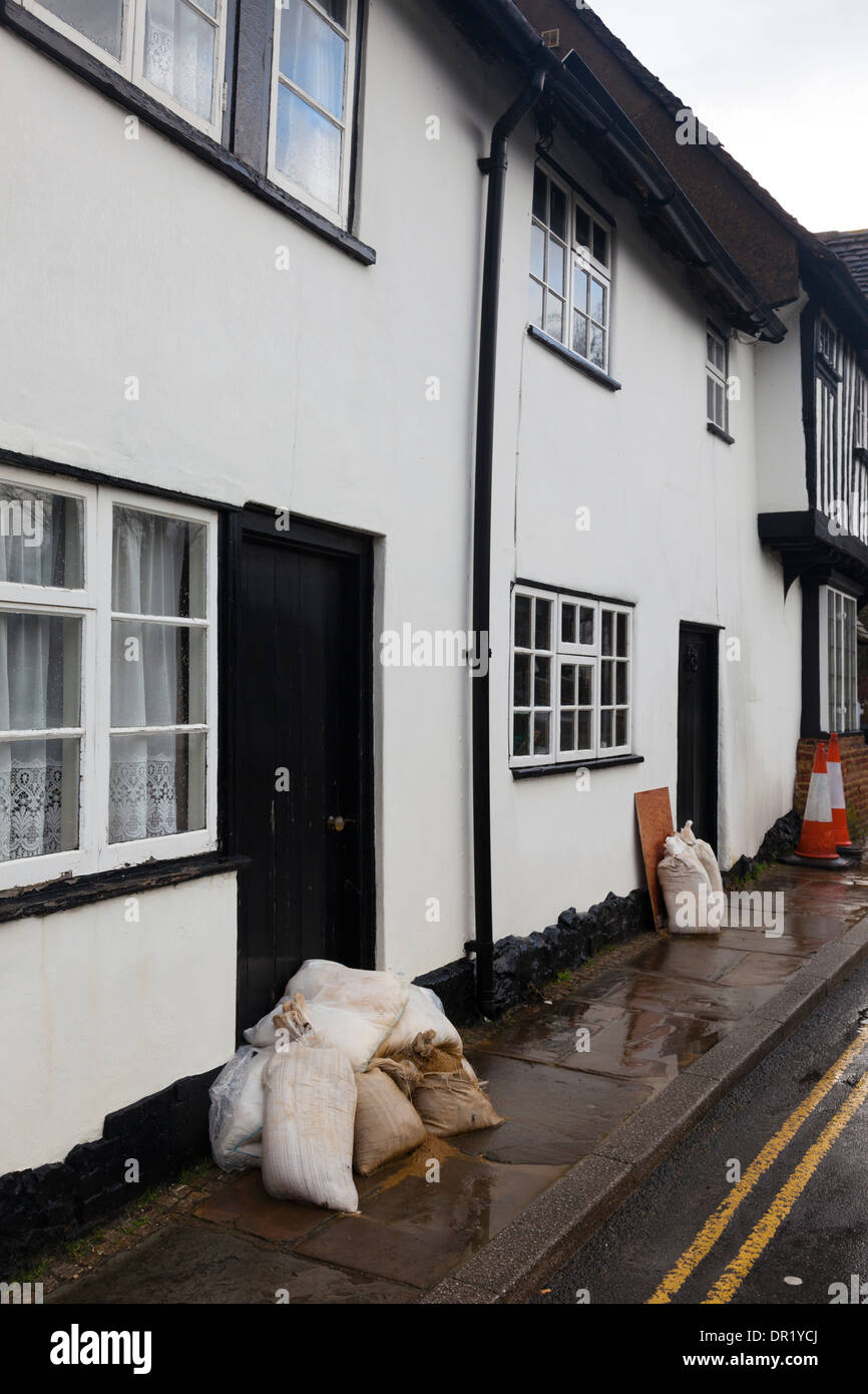 Défense contre les inondations du sac de sable à l'extérieur d'une maison à Farningham, Kent, UK, hiver Banque D'Images