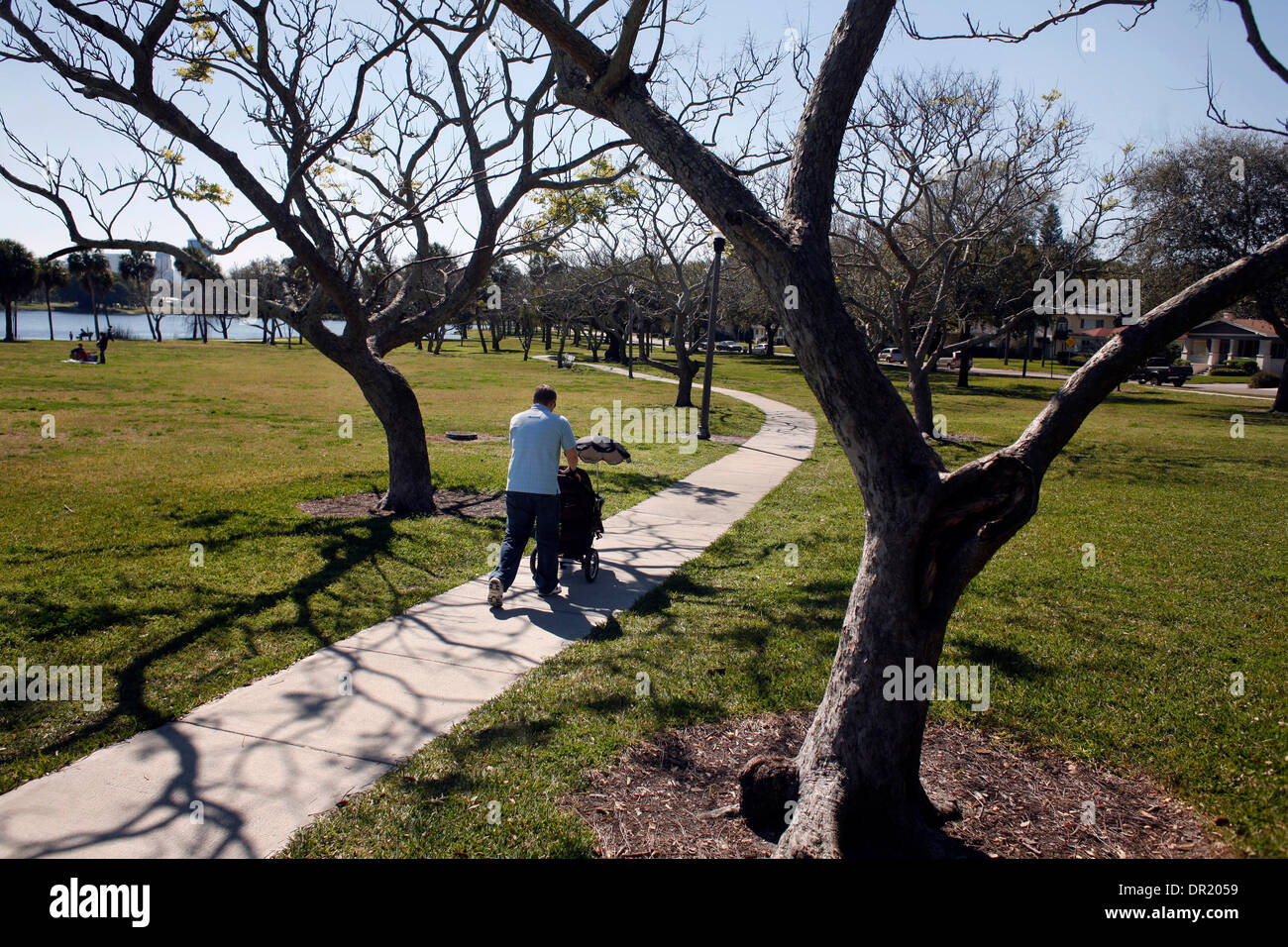 SP___budget FLYN 301747_1 (02/16/2009 Saint-pétersbourg) Défenseur public adjoint Gavin Magaziner promenades à travers le lac Crescent Park avec sa fille âgée de 11 mois Slone sur l'un de ses jours de congé d'commandé le Lundi, Février 16, 2009. Sa femme était malade alors il a passé la journée à s'occuper du bébé sur son propre. (Crédit Image : © St. Petersburg Times/ZUMA Press) Banque D'Images