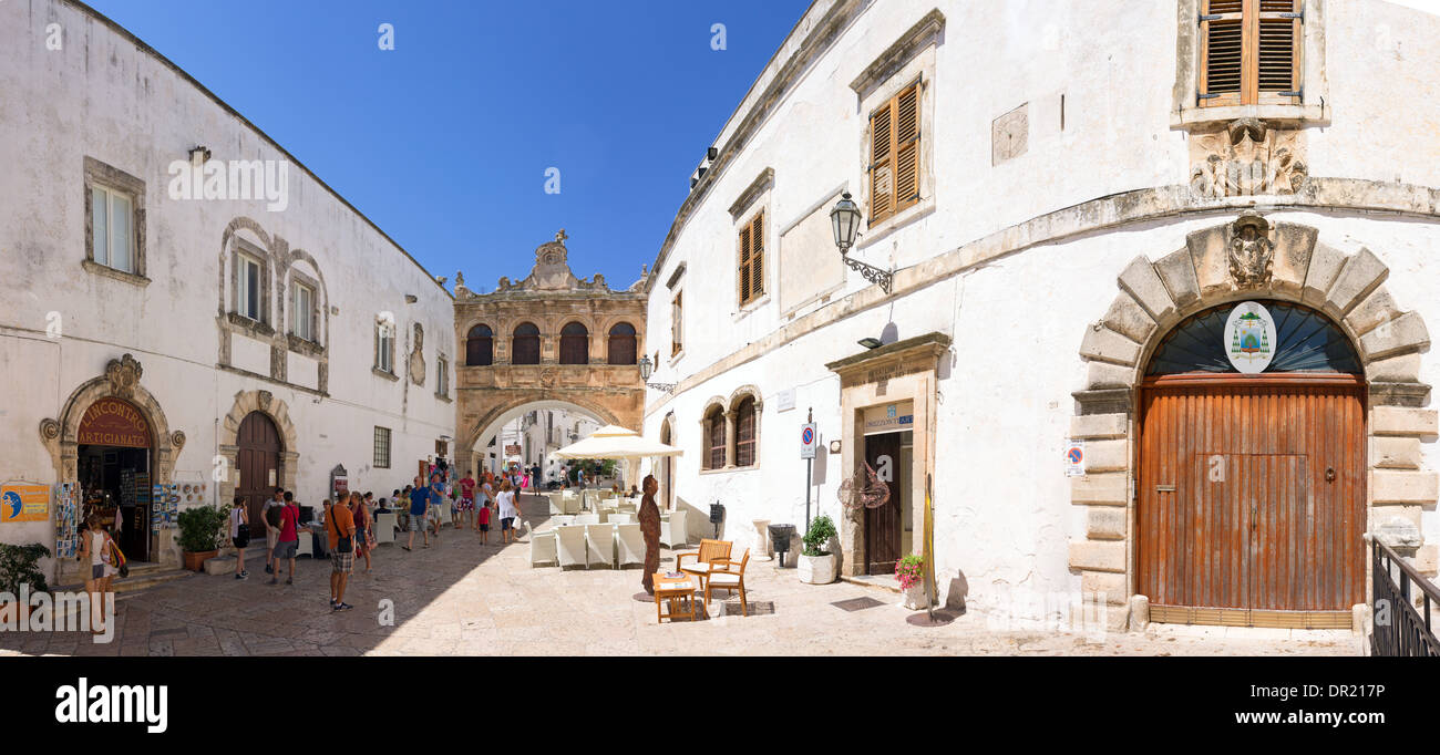 Italie, Pouilles, Ostuni, Largo Trinchera, Arco Scoppa Banque D'Images