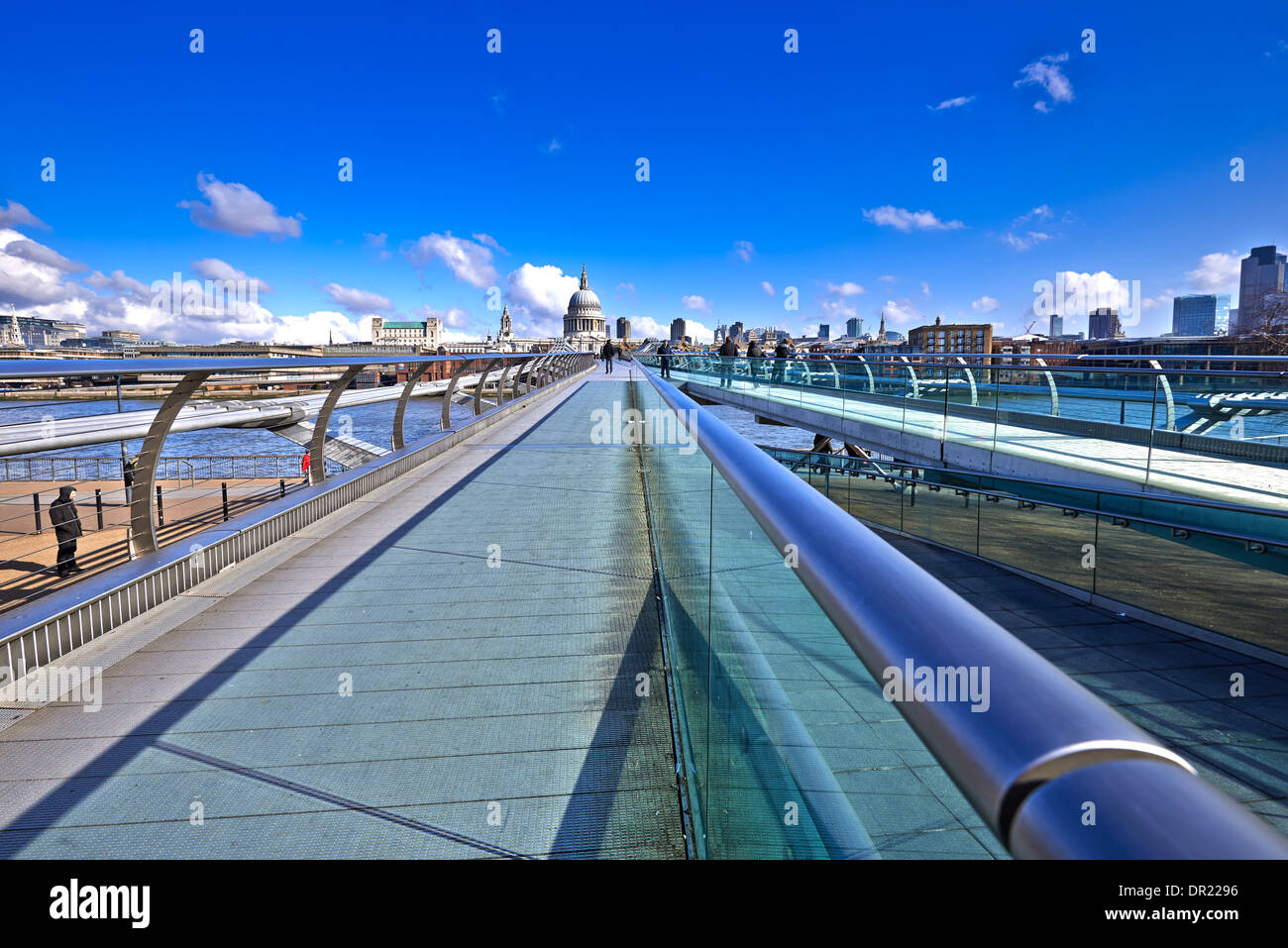 La passerelle du millénaire de Londres, est un pont suspendu en acier traversant la Tamise à Londres Banque D'Images