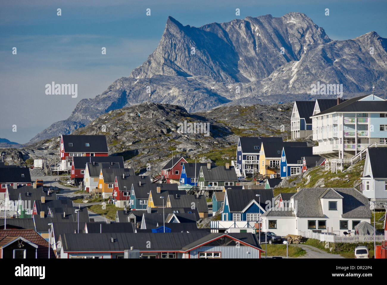 Maisons colorées avec Sermitsiaq montagne en arrière-plan, Nuuk (Godthab), Groenland Banque D'Images