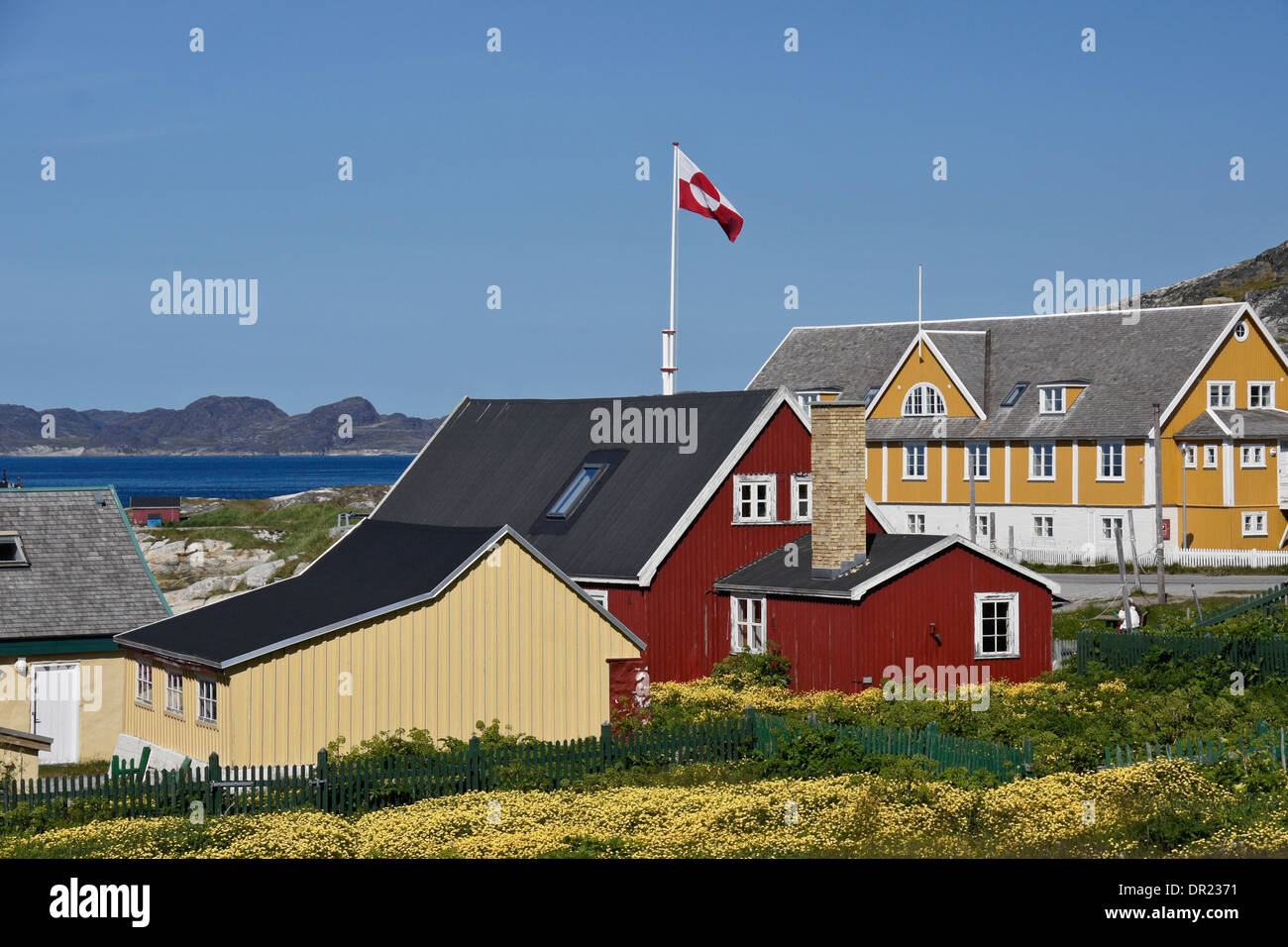 Hans Egede house (arrière-plan) et maisons colorées à Nuuk (Godthab), Groenland Banque D'Images