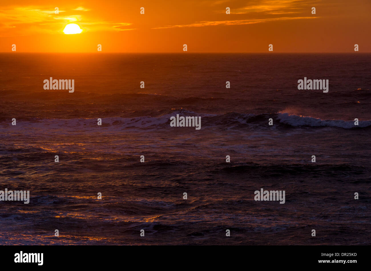 Coucher de soleil sur la mer du Nord par un jour de vent avec des vagues Banque D'Images