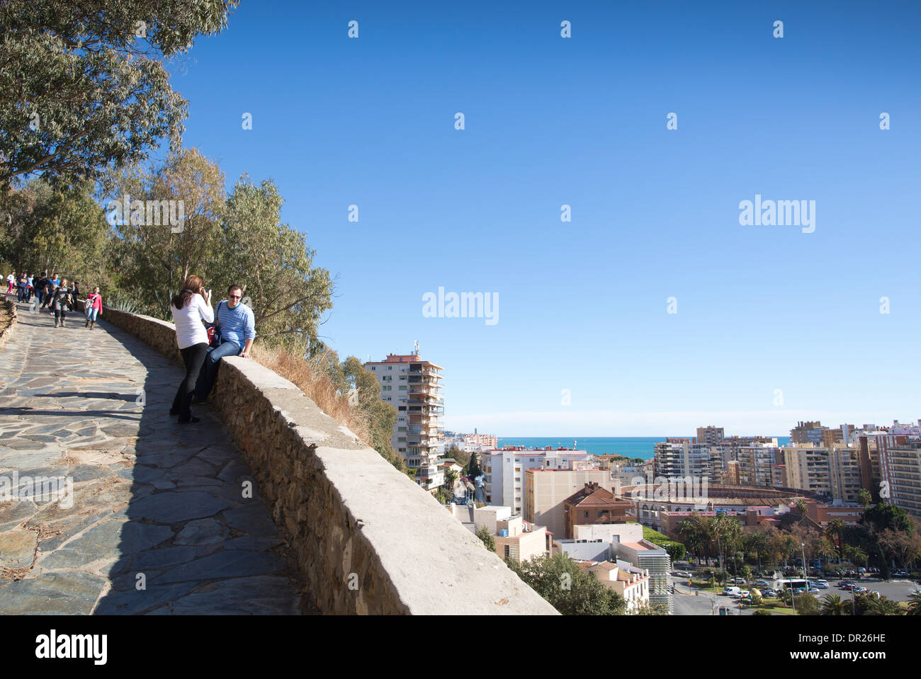 Vue depuis l'Alcazaba en regardant vers la Plaza de Toros dans les arènes de Malaga, Andalousie, espagne. Banque D'Images
