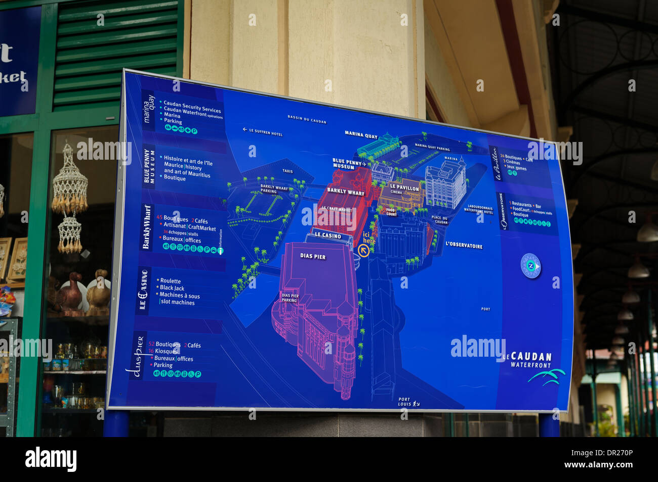 Situé au bord de l'eau, carte détaillée sur une carte d'affichage bleu, Caudan Waterfront, Port Louis, Ile Maurice. Banque D'Images