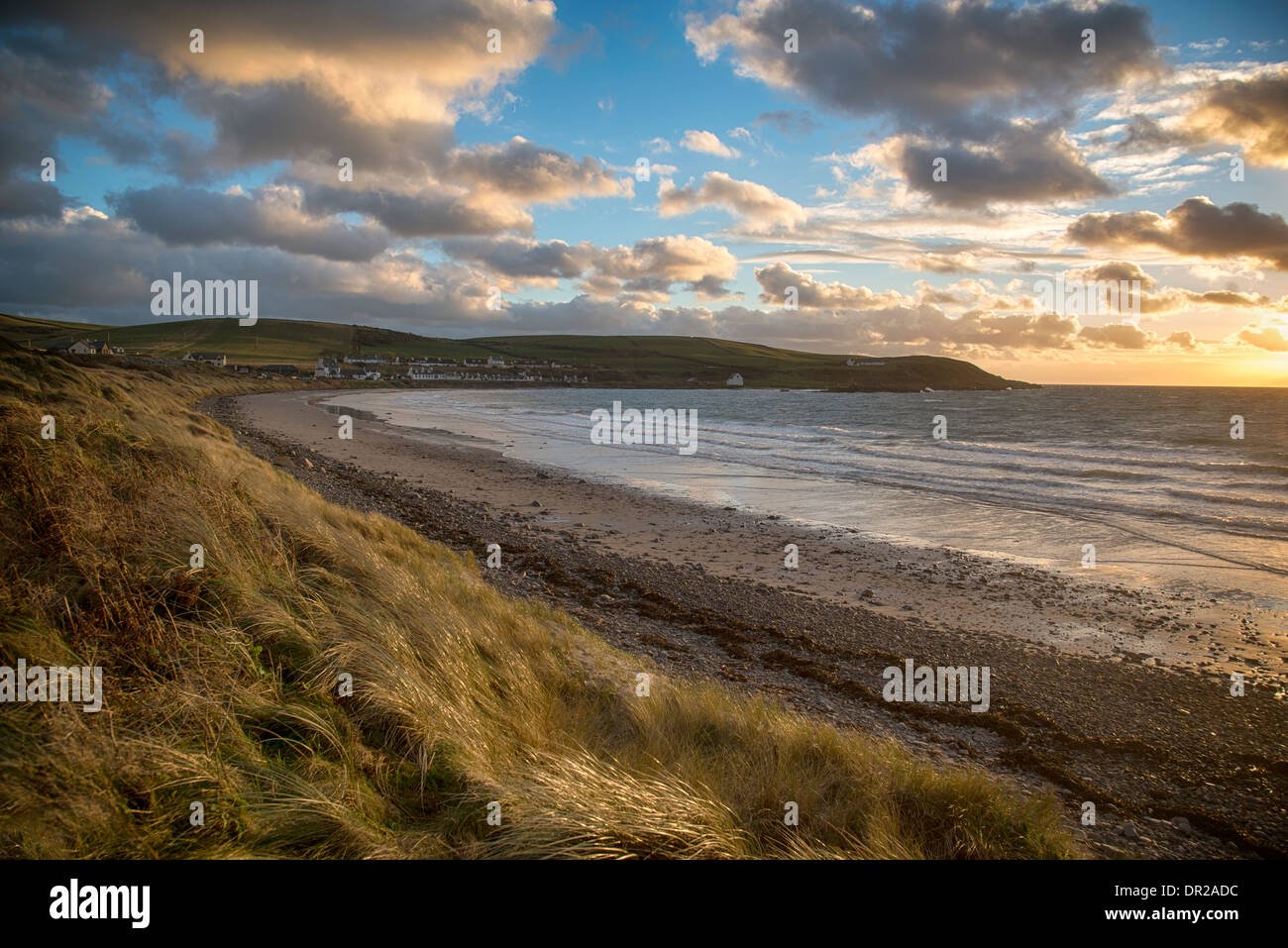 À la recherche sur la plage en direction de Port Logan, le Rhinns of Galloway, en Écosse. Banque D'Images