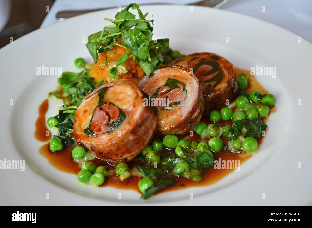 Selle de lapin désossé et roulé, concassé, potiron rôti à l'ail sauvage, Bistrot Bruno Loubet à pois, Clerkenwell, Londres Banque D'Images