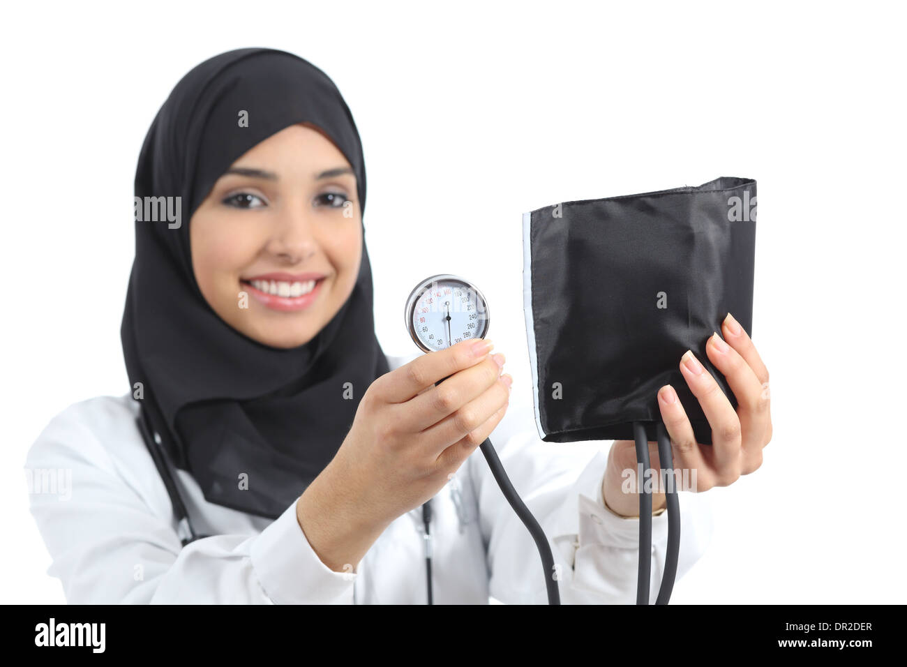 L'Arabie femme arabe montrant un sphygmomanomètre isolé sur fond blanc Banque D'Images