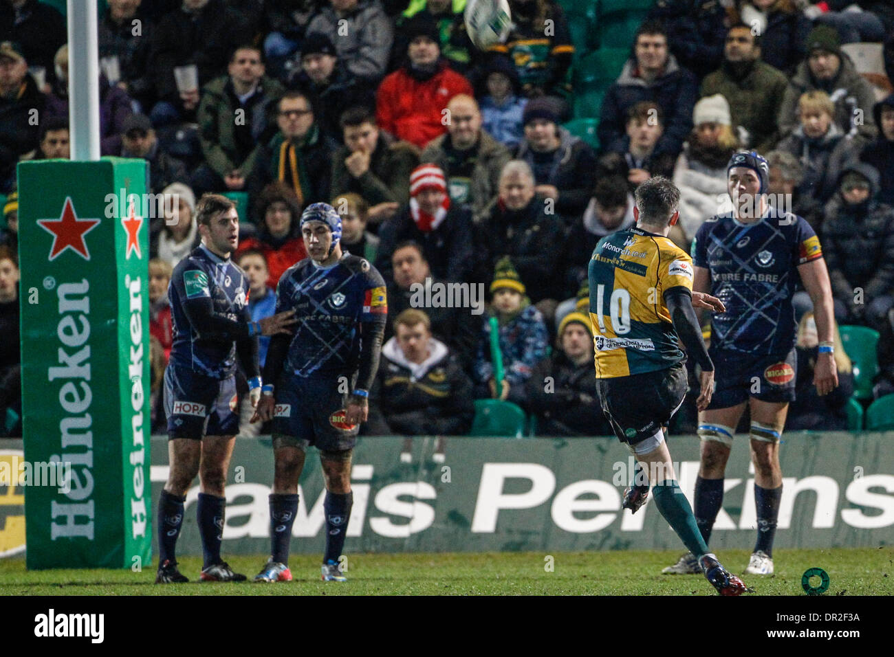 Northampton, Royaume-Uni. 17 Jan, 2014. Stephen MYLER de Northampton Saints un coup de mort au cours de la Heineken Cup match entre Northampton Saints et Castres Olympique à Franklin's Gardens. Northampton Saints 13-3 Castres Olympique. Credit : Action Plus Sport/Alamy Live News Banque D'Images