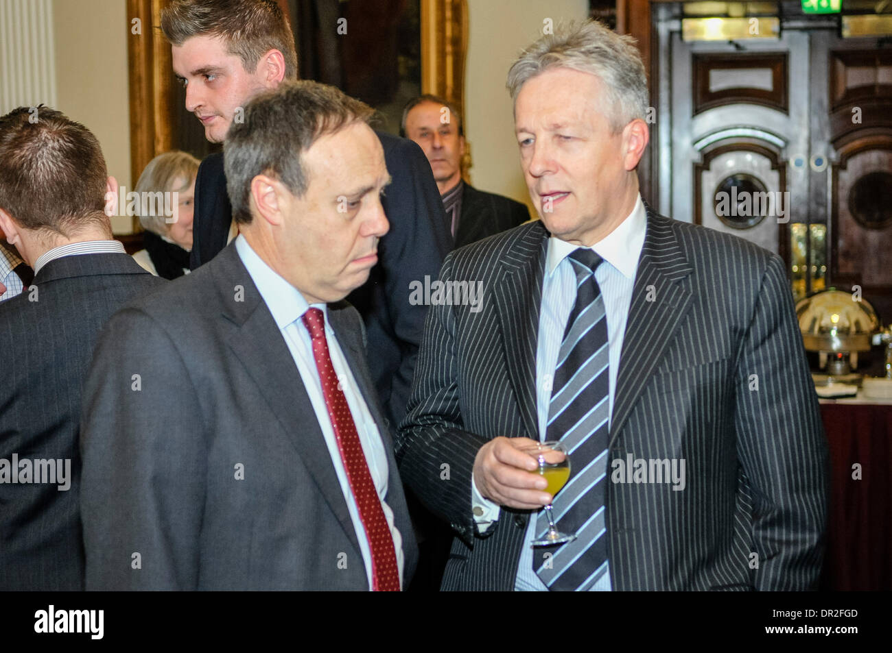 Belfast, Irlande du Nord. 17 Jan 2014 - Nigel Dodds et le premier ministre Peter Robinson Crédit : Stephen Barnes/Alamy Live News Banque D'Images