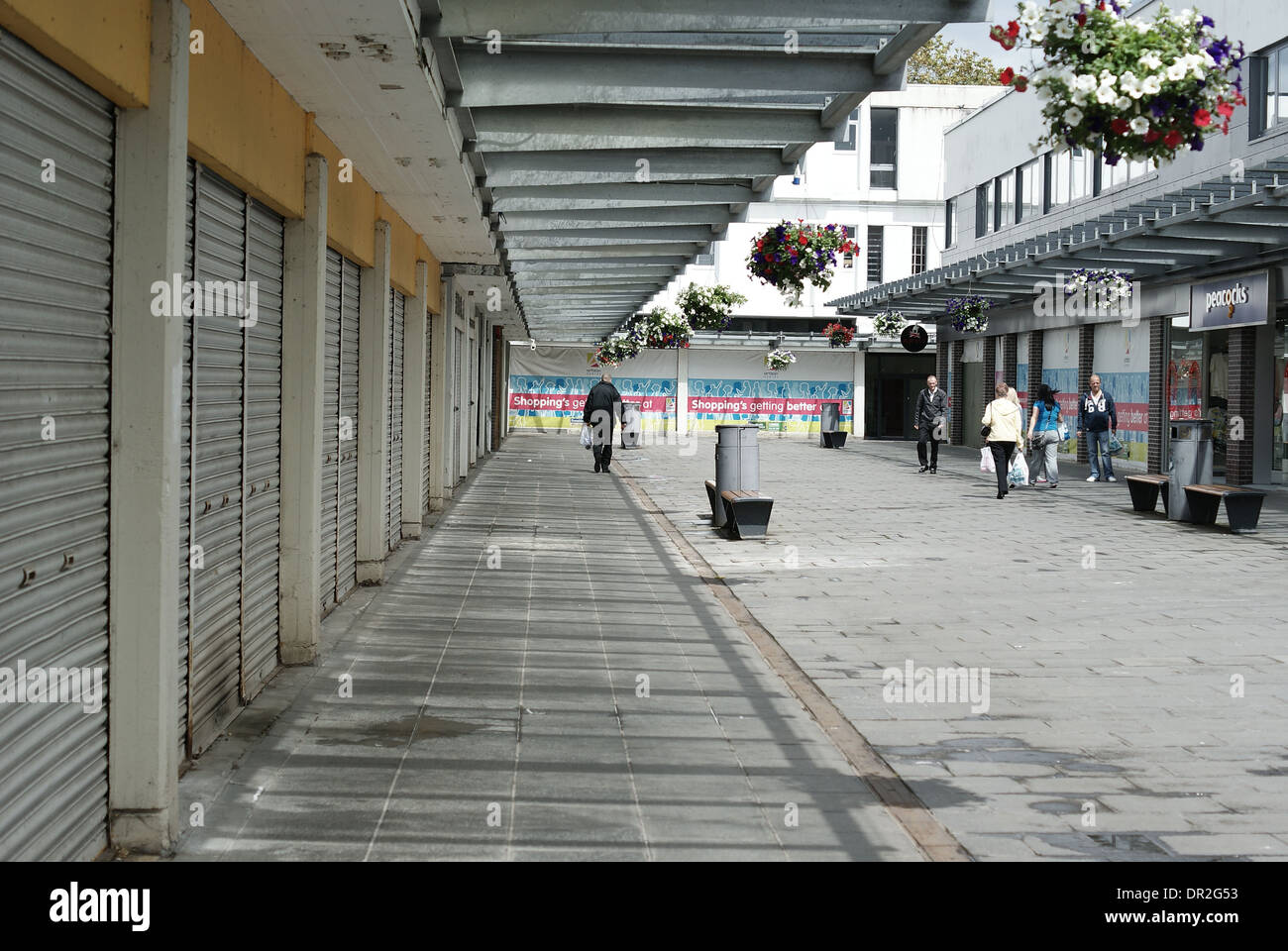 Rue avec plusieurs boutiques vides à Dumbarton. La zone commerciale appelée l'Artizan a fermé plusieurs boutiques. Banque D'Images