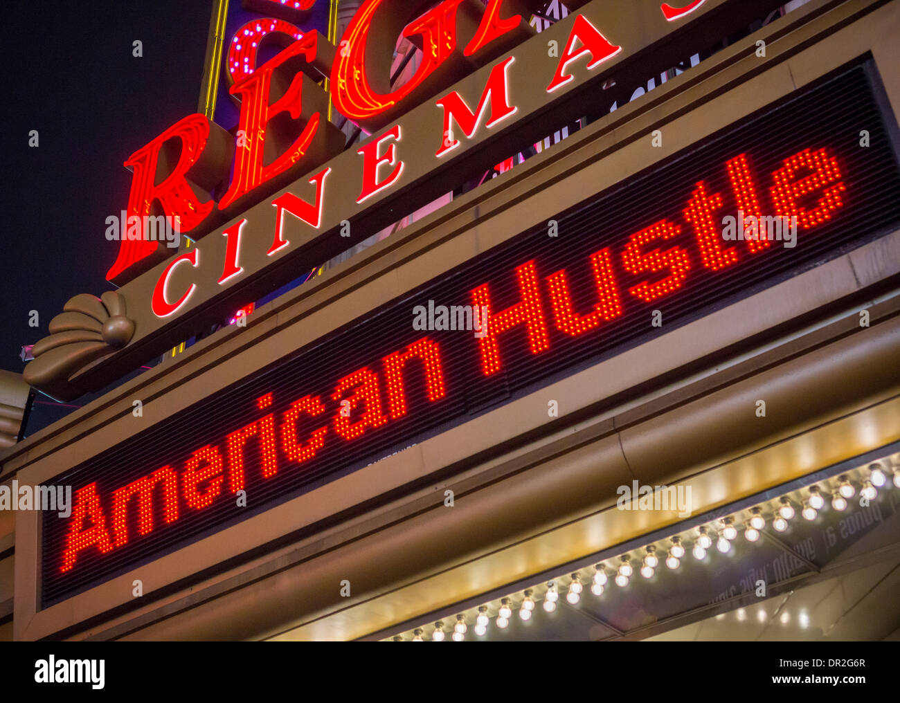 Meilleure photo Academy Award nommé American Hustle est montrant au Regal Cinemas à Times Square à New York Banque D'Images