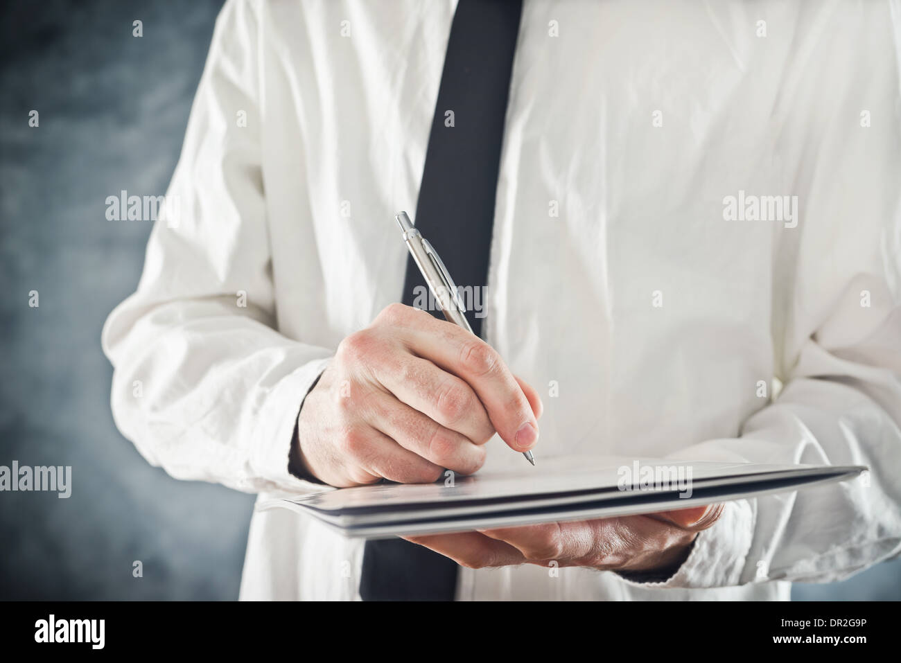 Businessman la rédaction de notes ou de signer le document. Close up image avec focus sélectif. Situation de l'entreprise. Banque D'Images