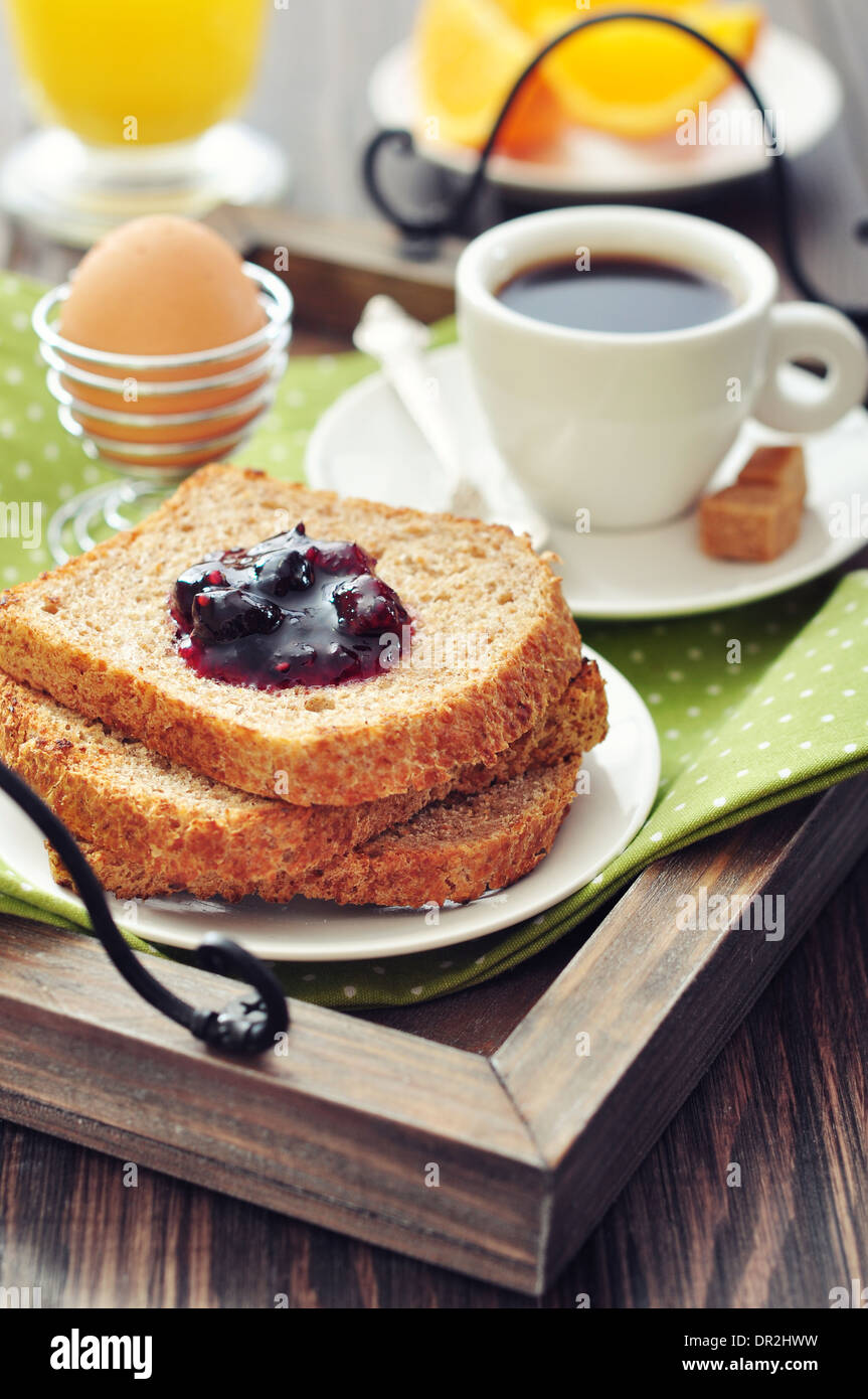 Le petit-déjeuner avec du pain grillé, confiture de fruits, café et on tray Banque D'Images