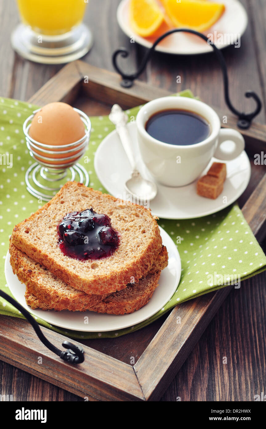 Le petit-déjeuner avec du pain grillé, confiture de fruits, café et on tray Banque D'Images
