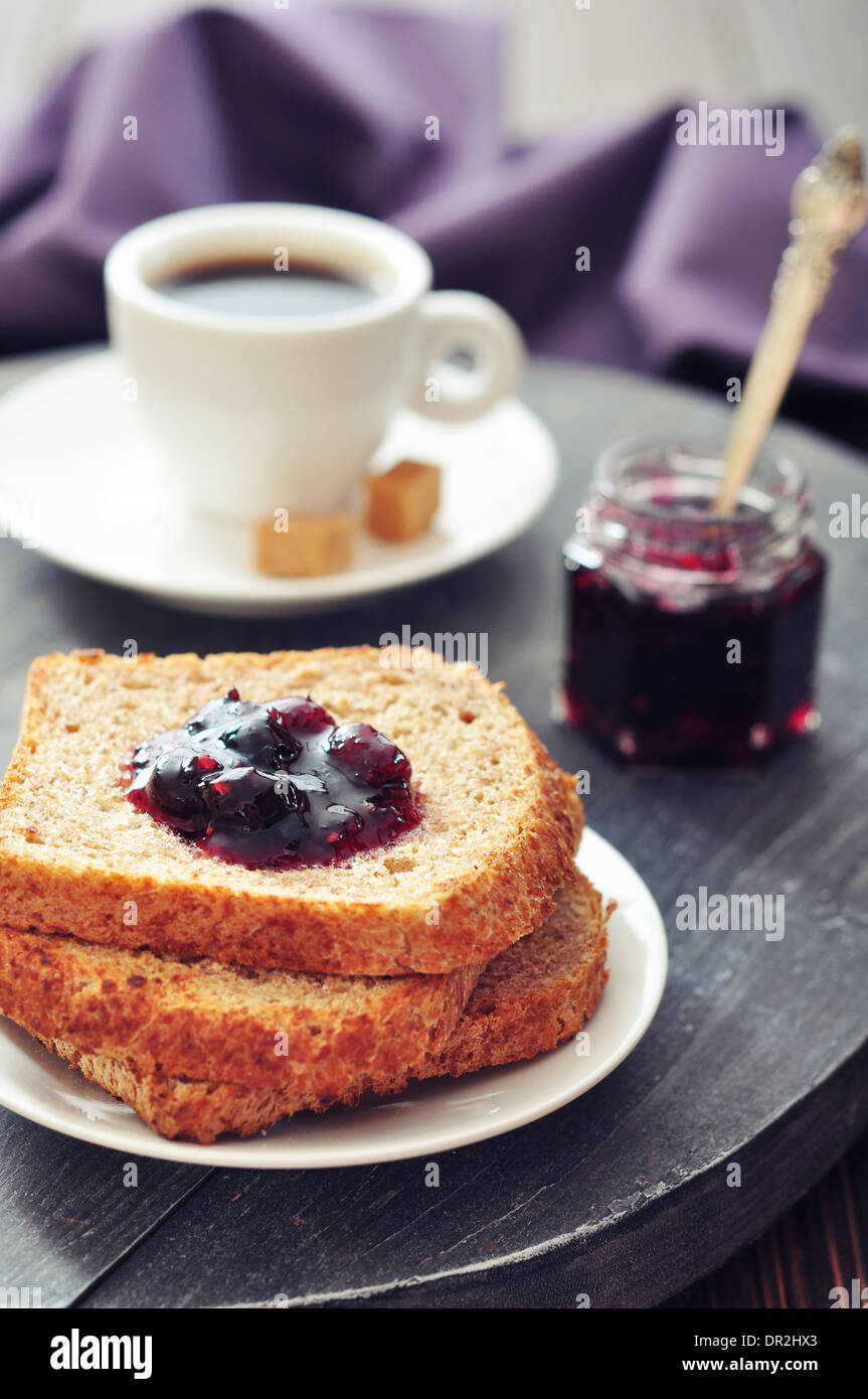 Le petit-déjeuner avec du pain grillé, la confiture de fruits et de café sur le plateau Banque D'Images
