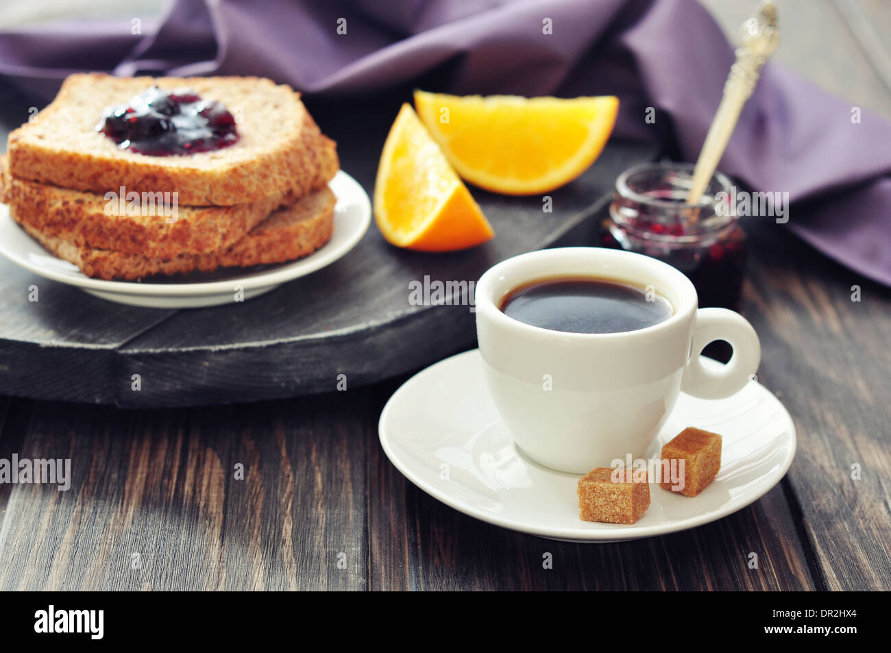 Le petit-déjeuner avec du pain grillé, la confiture de fruits et de café sur le plateau Banque D'Images