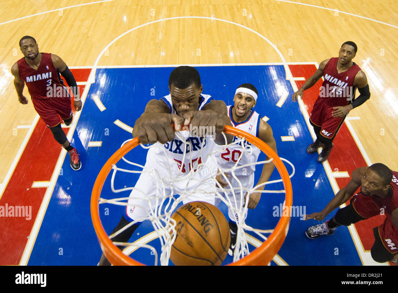 17 janvier 2014 : Philadelphia 76ers center Dewayne Dedmon (30) dunks le ballon au cours de la NBA match entre le Heat de Miami et les Philadelphia 76ers au Wells Fargo Center de Philadelphie, Pennsylvanie. La chaleur gagner 101-86. Christopher Szagola/Cal Sport Media Banque D'Images