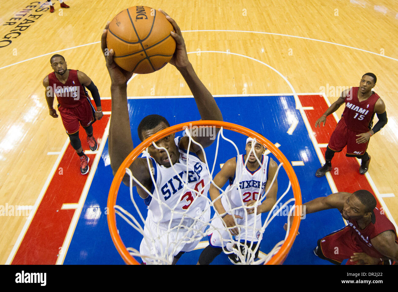 17 janvier 2014 : Philadelphia 76ers center Dewayne Dedmon (30) va jusqu'à la NBA dunk pendant le match entre le Heat de Miami et les Philadelphia 76ers au Wells Fargo Center de Philadelphie, Pennsylvanie. La chaleur gagner 101-86. Christopher Szagola/Cal Sport Media Banque D'Images