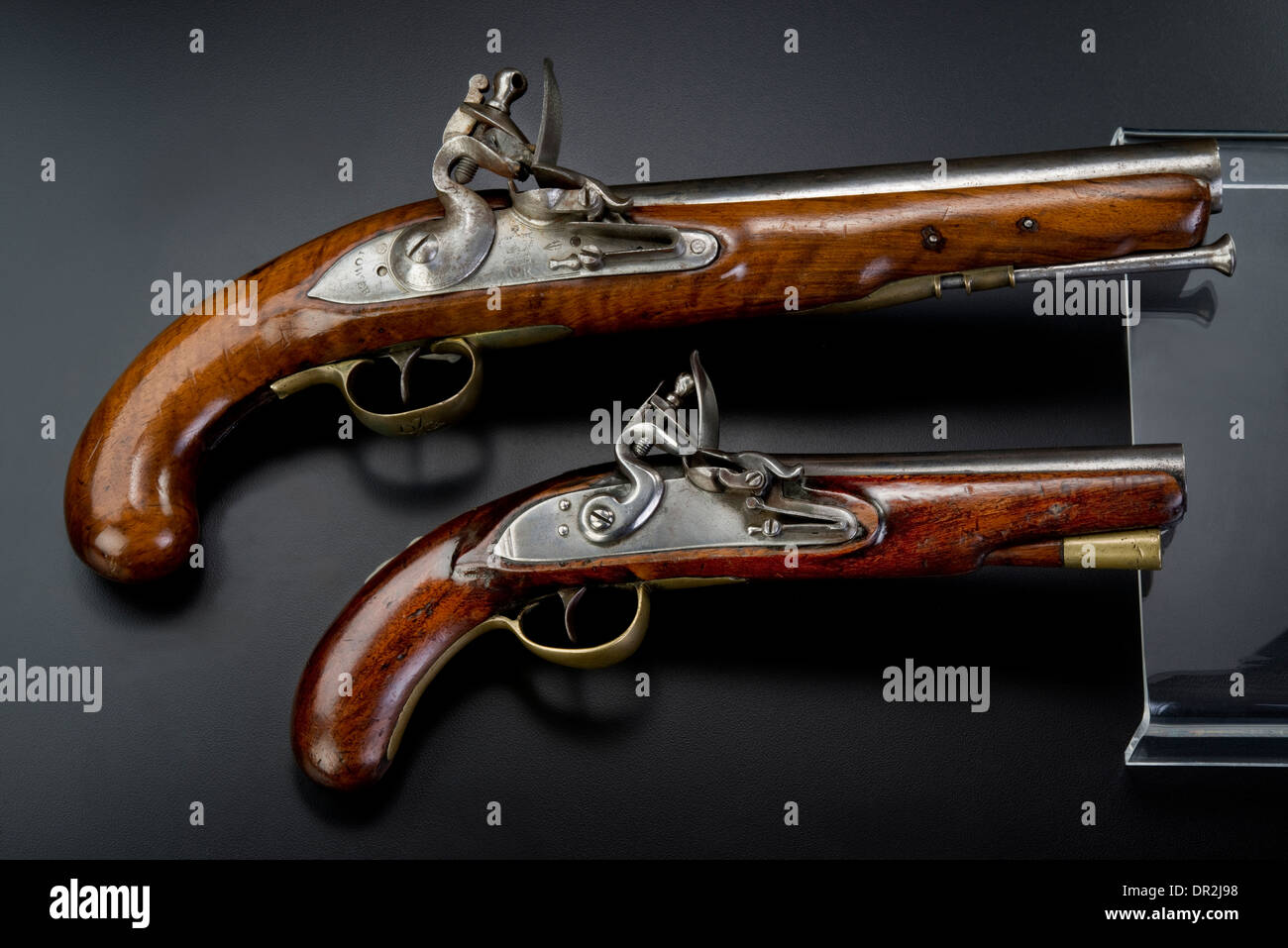 Une paire de pistolets à silex britannique du 18ème siècle. Banque D'Images