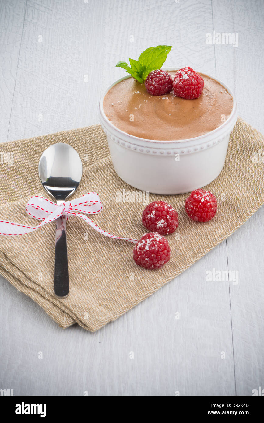 Régime paléo Dessert style fait de chocolat noir, les Œufs et le lait de coco Banque D'Images