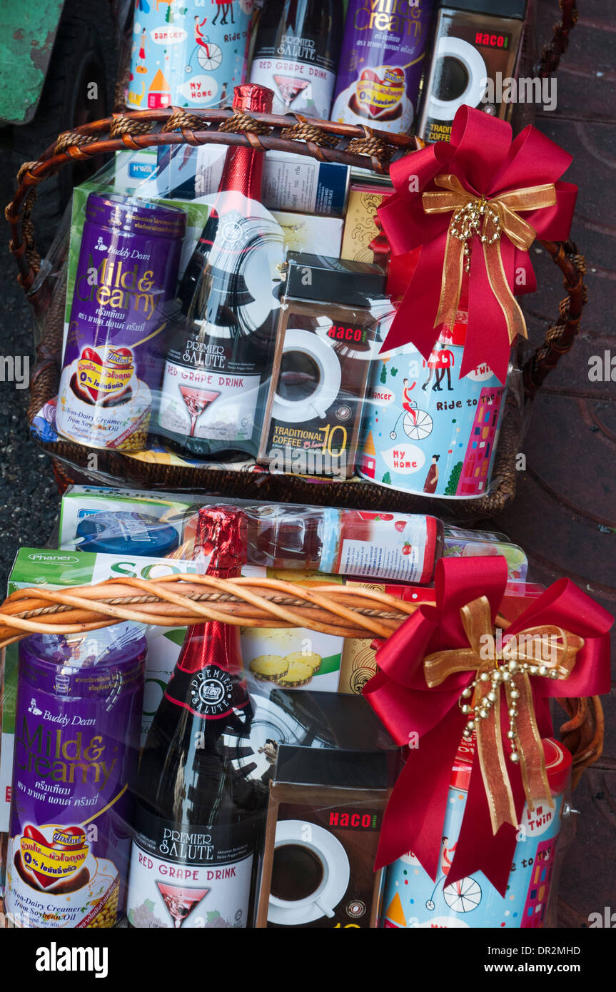Paquets cadeaux en vente à Bangkok, comme Chinatown se prépare pour le Nouvel An Chinois, 2014, l'année du cheval Banque D'Images